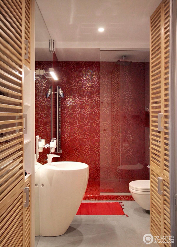 卫浴间以红色马赛克打造的淋浴区为主色，令整个空间尤为艳丽；白色椭圆形盥洗台的个性化设计带着艺术感，让生活实用，也令生活多些生趣。