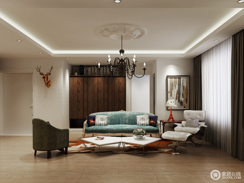 客厅简洁明快，使用大量的石材和木饰面装饰；一件件颇有来历的的沙发、扶手椅及茶几让空间暗涌着艺术的时尚。