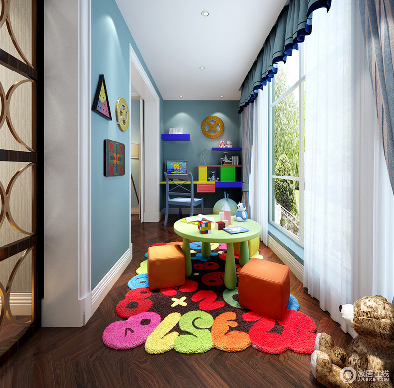 由于空间格局上的设计，主卧的阳台与儿童房相连，设计师将宽敞的空间打造成适合宝宝休闲活动区域；充满童趣的数字地毯、低矮的儿童家具，色彩斑斓的展现出热情活力。