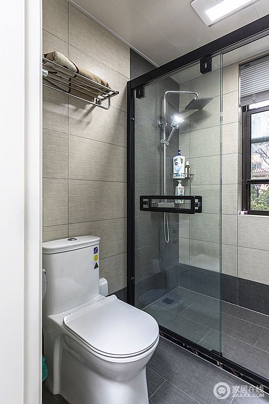淋浴房的黑框走边是目前最流行的一种颜色和款式，搭配玻璃板解决了干湿分离的状态，让沐浴也利落。