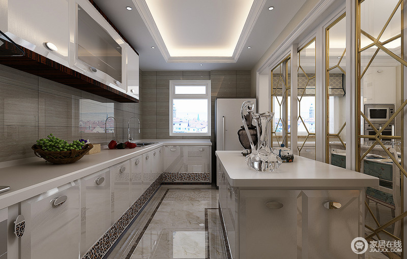 纯白色使整个厨房显得质感而优雅，柜体边缘镶嵌的一圈豹纹无疑增加时尚气息。岛台上器皿晶莹雅致，门体上的金色线条彰显出贵气来。