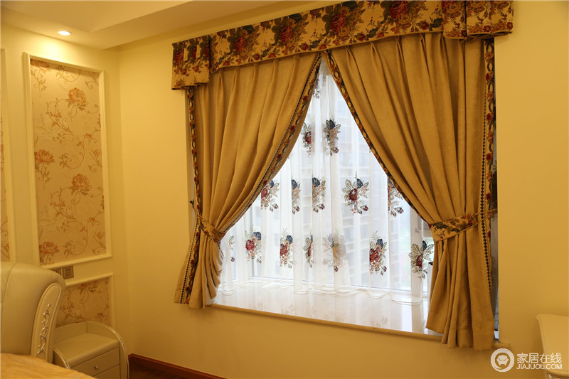 卧室窗帘以蕾丝透沙、花朵、花边修饰等来凸显欧式风格窗帘的精致于华丽，在卧室窗帘的选择上，这种欧式窗帘图片能更多的显出卧室的精致情调感。
