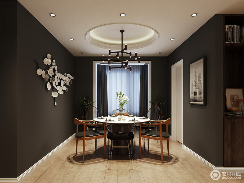 黑咖色的墙面与白顶形成强烈的反差，墙面上白色绝美的装饰勾勒出一份简答的美；造型简单却稳固舒适的座椅让餐厅轻盈细腻。