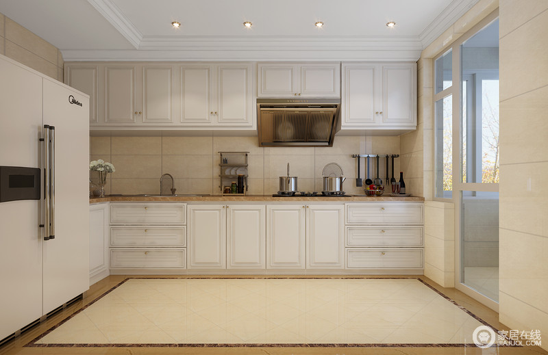 白色橱柜充满洁净，在淡黄色地砖的衬托下，增加了厨房的品质感。