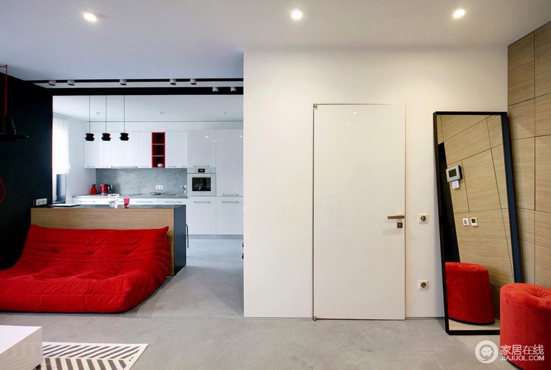开放式的空间通过墙体或者自造色彩上的对比来体现功能性，简洁之余毫无压力感；厨房与客厅通过岛台区分，没有打乱整体的设计调性，实用之外，更显自在。