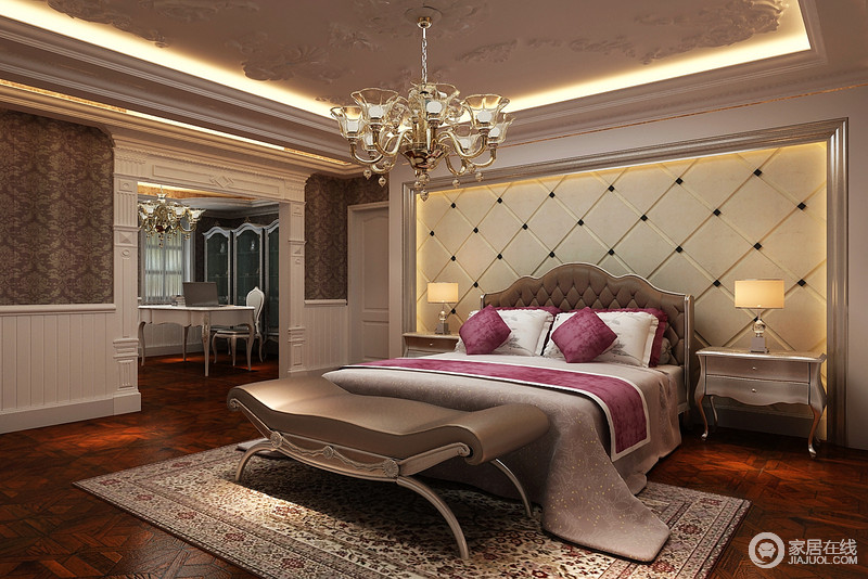 壁纸拼接墙板，带来精致细腻的全新思维；粉红色床饰为相对暗沉的空间带来一丝灵动。卧榻区与书房区，通过极具欧式元素的门厅加以分隔。装饰性地毯与天花顶和壁纸形成呼应，使空间更添浪漫性。