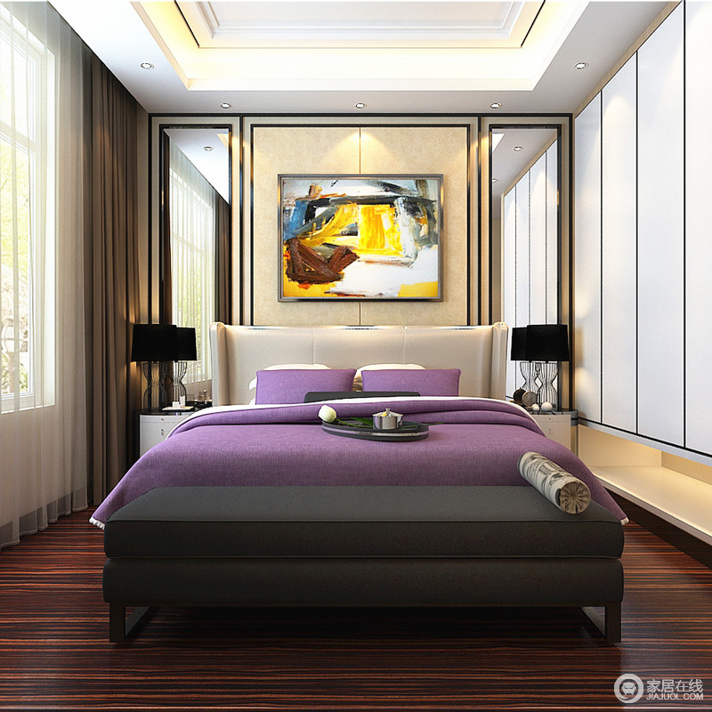 深棕色的木地板将其层层纹理突显在空间中，紫色床品更让卧室贵气而典雅。