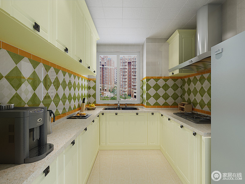 U型橱柜的设计，使厨房有充沛的活动空间，和强大的储物功能。在悬挂式橱柜与大理石台面中央，铺贴了马赛克砖墙，橙、白、绿色活泼又鲜明，一下子就清新了厨房的烟火气息。