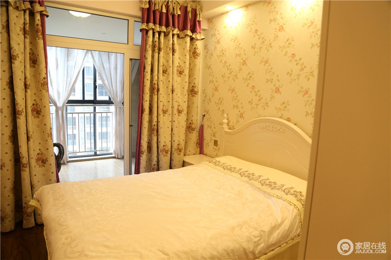 次卧的窗帘依然是采用透沙质地的窗帘和碎花花边相结合的形式，白色透明的窗帘和次卧的床、衣柜的颜色都形成了默契的统一。