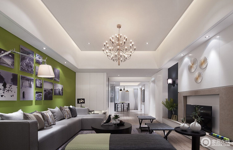 整体造型简约而舒适，简洁的家具在空间中形成丰富的层次关系。