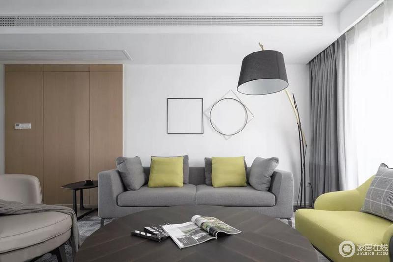  沙发也没有选用单一的材质与色彩，有时候材质与色彩的碰撞可以更好的丰富空间层次。