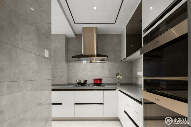 厨房利用黑白主色，黑色线条贯穿其中，呼应主题，增加空间进深感，灰色墙砖俞显原始，增加了生活的朴质感。