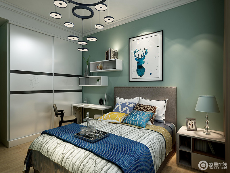 卧室以蓝色漆粉刷背景墙，搭配白色衣柜，营造了一个清新的生活氛围；矩形收纳架加强了空间的立体感，而彩色床品赋予空间活力，让生活更为放松。