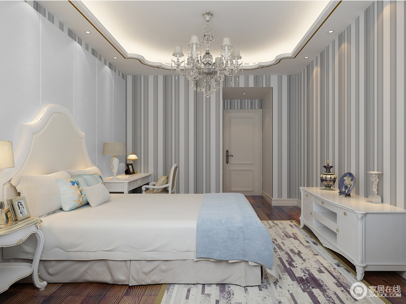 利用浅色灰白条纹打造出轻梦幻的空间，被扎染过得地毯随性的纹理呈现出时尚与柔美，白色的床品更添加着纯静的艺术视觉。