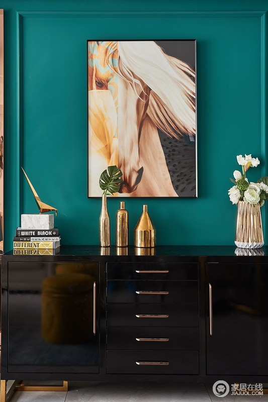 客厅的一角也是绽放着色彩的魅力，孔雀蓝的墙面因为挂画格外生动而备至，黑色边柜的现代与造型不同的花器协调出空间的格调，让你触摸材质与色彩艺术。