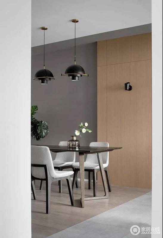  餐厅选用长桌更符合空间基调，同时也能节约空间。高端别致的餐桌椅与灯光的结合，让业主拥有浪漫雅致的用餐时间。