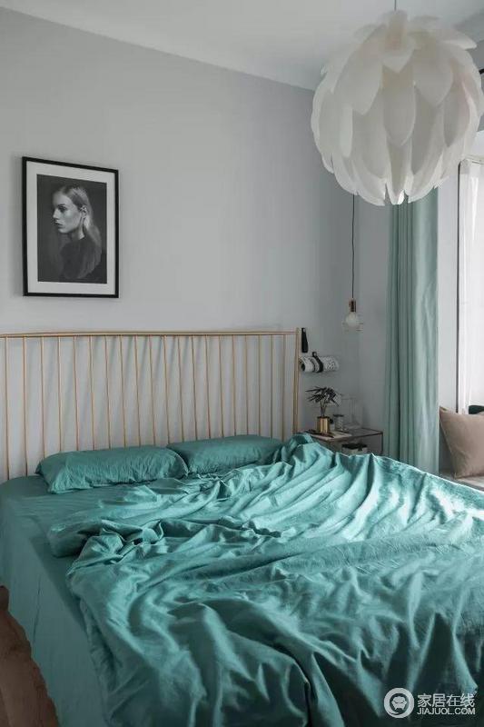 主卧的定调完全时按照房主的喜好色来进行设置的，最大的两块颜色是烟灰色的墙面和松绿色的床品，床档的金色线条作为穿插，营造了一种既放松又独具品质的卧室氛围。