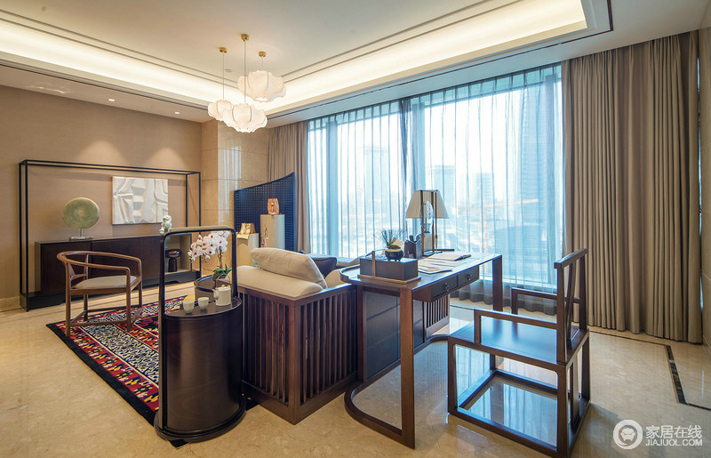 中式风格的客厅具有内蕴的风格，为了舒服，中式的环境中也常常用到沙发，但颜色仍然体现着中式的古朴，中式这样表现使整体空间，传统中透着现代，现代中揉着古典。