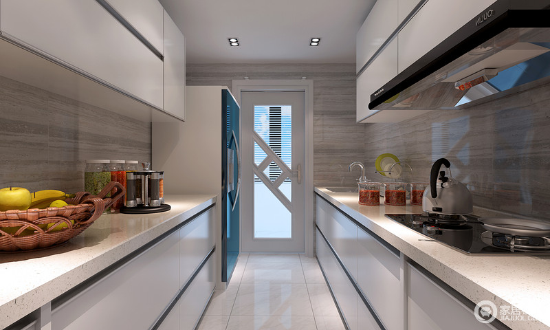 厨房的U造型布置，不但使空间具备强收纳功能，更能使空间得到充分利用；橱柜与门体及地面均采用干净纯粹的简白色，与墙面的细腻条纹灰质，配搭出利落简约富有韵律的格调。