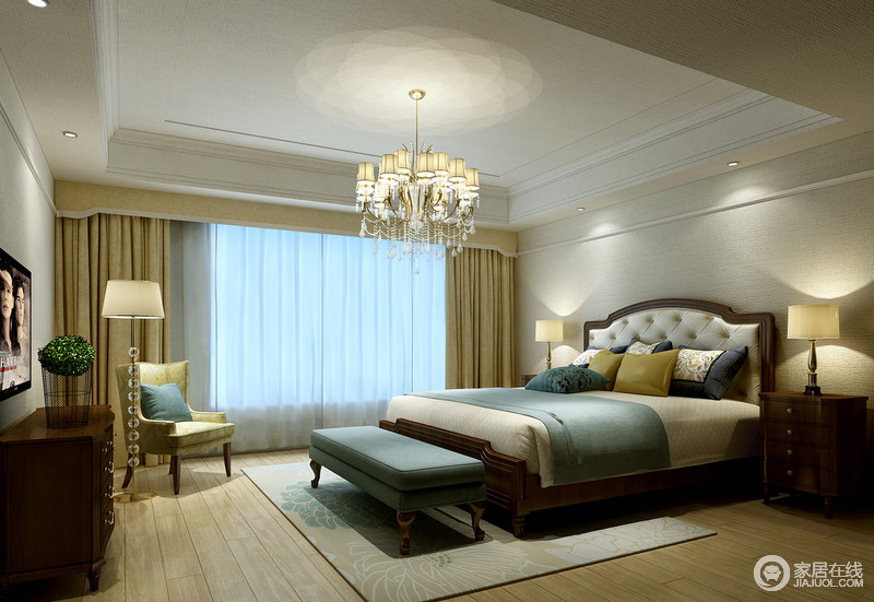卧室以浅灰色为背景，渲染出宁和静谧的睡眠环境。质朴醇厚的褐红木质家具，散发出木质温和。浅蓝色与土黄色的布艺织物，尽展空间的温暖柔软的舒适悠闲。