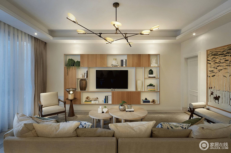 客厅用了米色系列的沙发，搭配茶几的颜色，相得益彰，电视机背景墙也用了原木色镶嵌，造型突兀，简单干练。