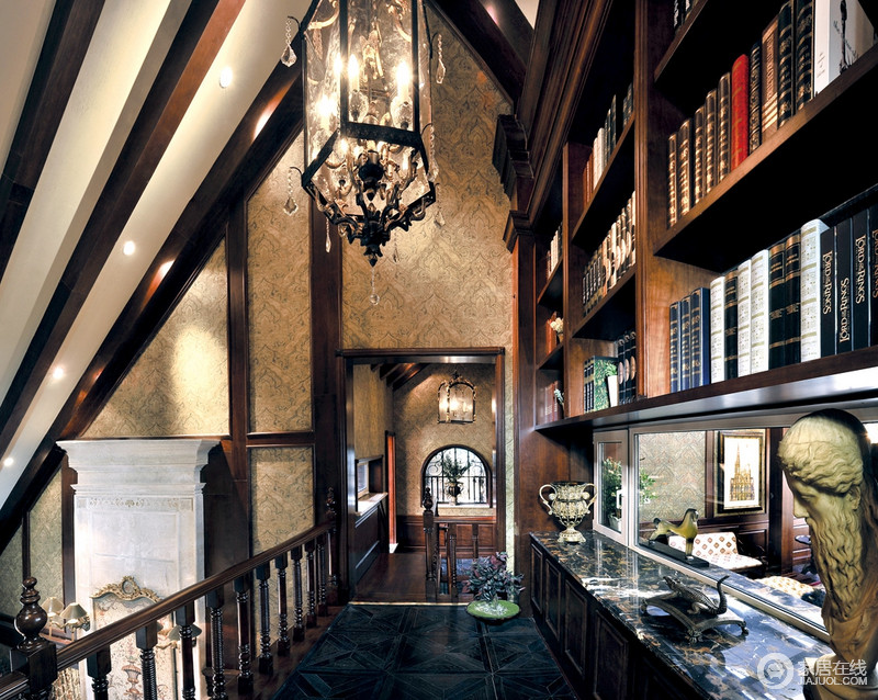 走廊一侧设计了一个大的书架，可以存放许多的书，屋主真的是个超爱书的人，锥子形结构的房间再加上古旧的味道，颇有年代感。