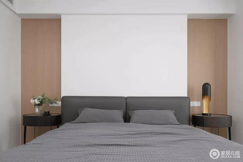 灰色系大床与床品静谧而舒适，加入少许的黑色提升空间格调。