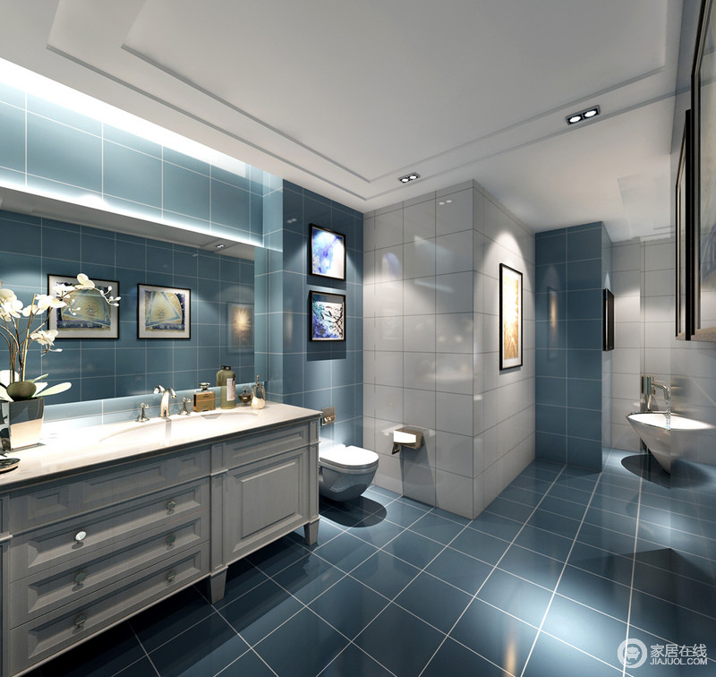 卫浴间蓝白搭配，显得舒适、明快，也好像蓝天般的清湛，让你享受自在和畅快；为了营造空间的文化底蕴，设计师将艺术画悬挂在不同的墙面，满是文艺隽美；白色美式盥洗台宽敞、实用，更富质感。