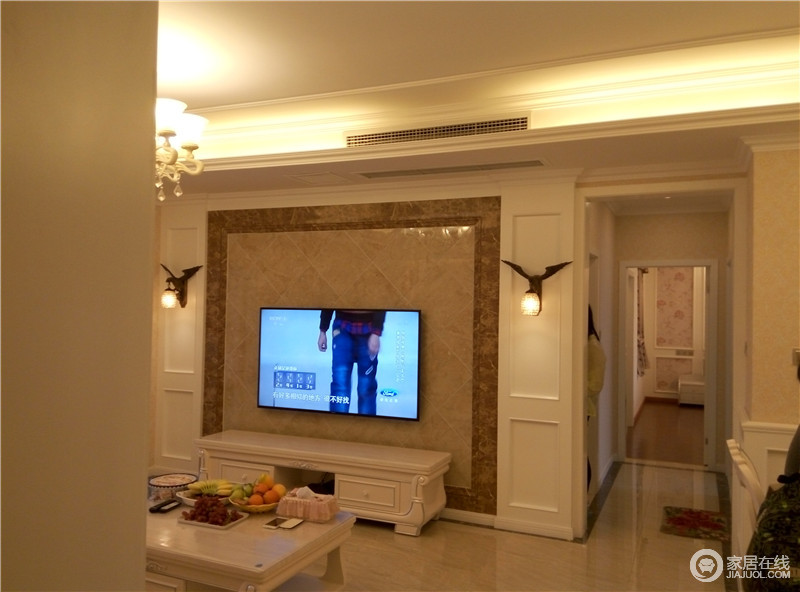 客厅色彩搭配温暖素雅，白色和米黄色的搭配营造出柔和的空间感，将整体的暖色基调发挥到了极致。