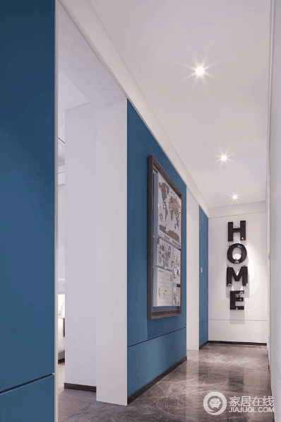 设计师注重色调上的统一，走廊墙面也用的清新蓝白渲染，加上地面的水泥灰的衬托，字母和画作的装饰，愈加使空间有着画廊的文艺气质；隔断墙的设计，让空间疏密有序，通透中不乏私密性。