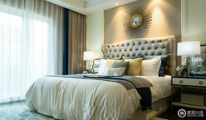 卧室中白色吊灯、镜面饰品和弹松的床品，让空间更富浪漫与高贵。