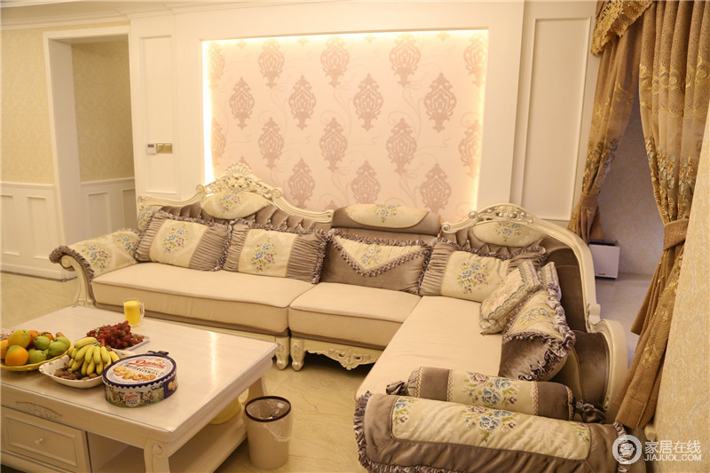 欧式沙发强调奢侈、豪华的皇家装饰，运用曲线曲面，追求动态变化，并在家具表面涂金装饰，来表现无限辉煌，展现财富和能力。