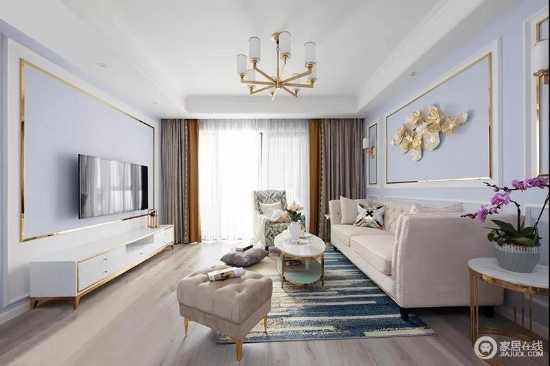 客厅地面通铺橡木地板，色泽清新美观；抽象线条设计的现代轻奢地毯铺设其中，加以金色勾勒的家具与灯饰，让整个空间更显精致。