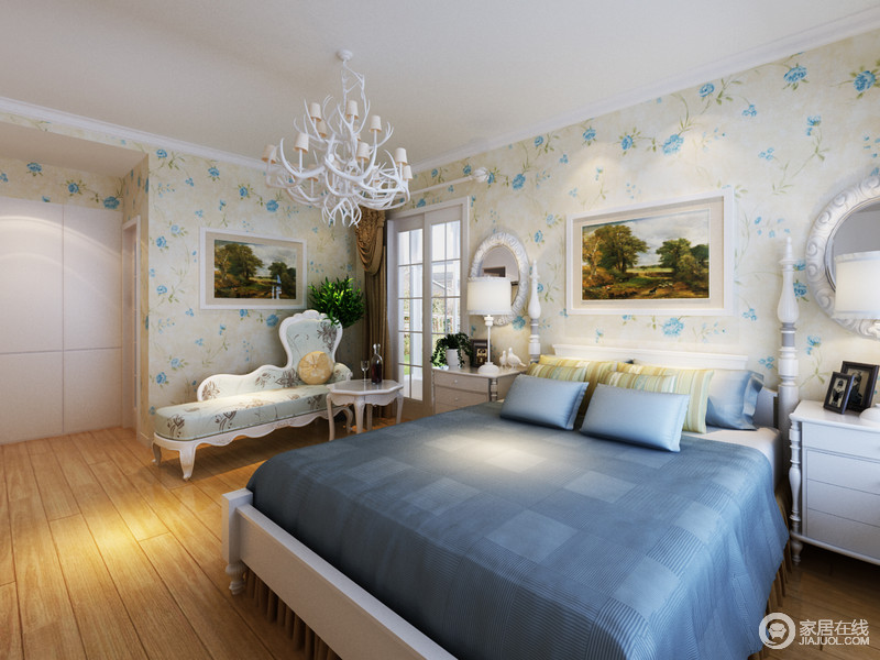 卧室中利用黄底蓝花田园感的壁纸将空间塑造得清新，床支架中的巴洛克圆柱也是独具古典气质，与贵妃椅相映成趣，穿透着设计的张力，构成一个舒适雅宅。