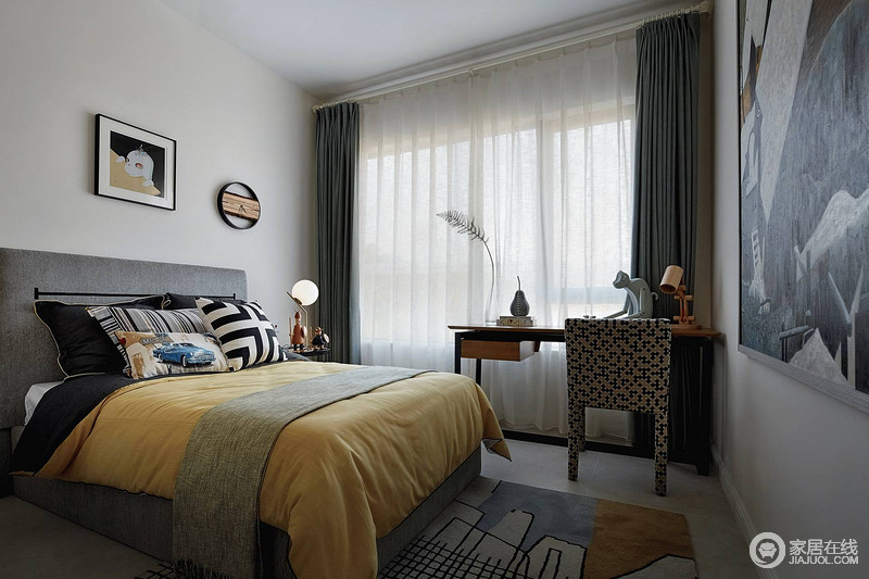 卧室用了简单的背景挂画，和窗帘床相呼应，淡淡的黄色特别给人舒适感。