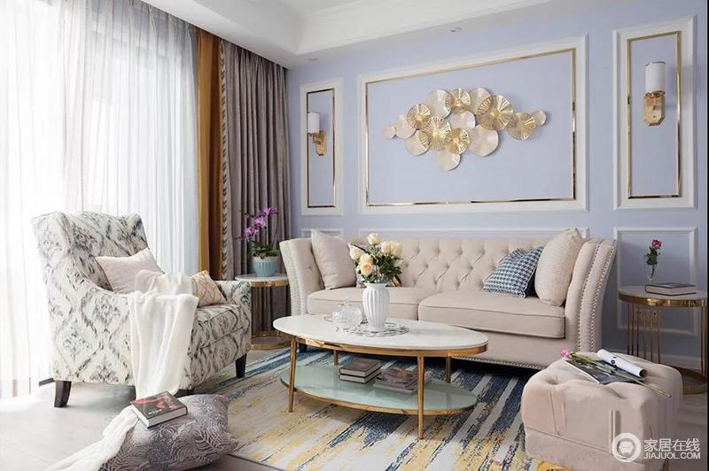 淡紫色沙发背景墙与定制装饰亮条组合，清爽洁净与精致感并存。墙面背景中间轻盈斑驳的荷叶造型壁饰，让空间呈现别样的风尚。