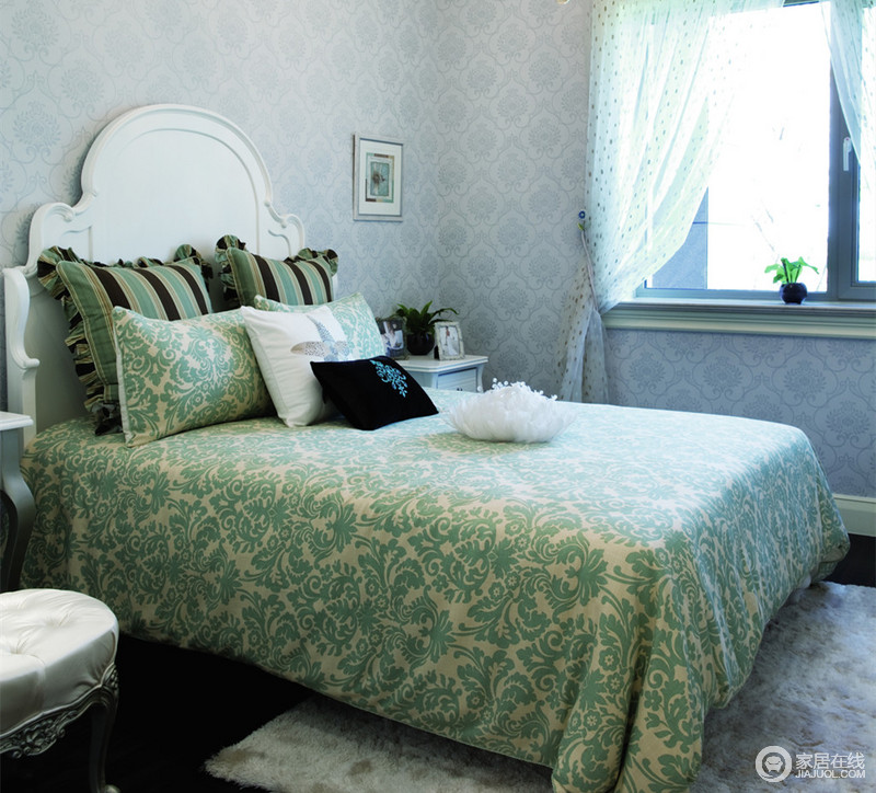 卧室在色调上，并未延续公共空间的深沉的黑白色，而是以清新素雅的绿色为基调；不同色系的绿色，运用在墙面和布艺上，配以不同造型的印花纹饰，层次出浪漫柔美；灰白的绒毛地毯，更添温暖感。