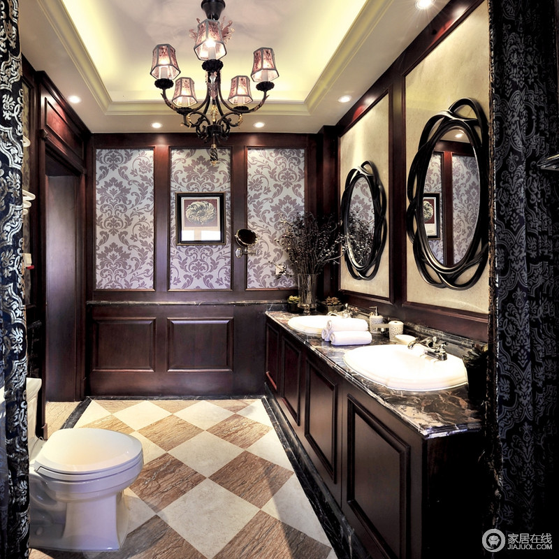 洗手间以板材来加重墙面的几何造型，藤形装饰洗手镜，白色的马桶和洗手槽，在淡黄色的光线照下来，复古而实用。