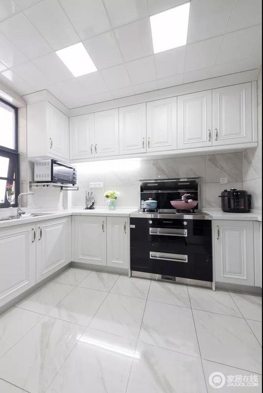 厨房白色的橱柜配以金色拉手，带来一种优雅洁净感。粉、蓝色调的加入，为主人的生活增添了一抹从容。