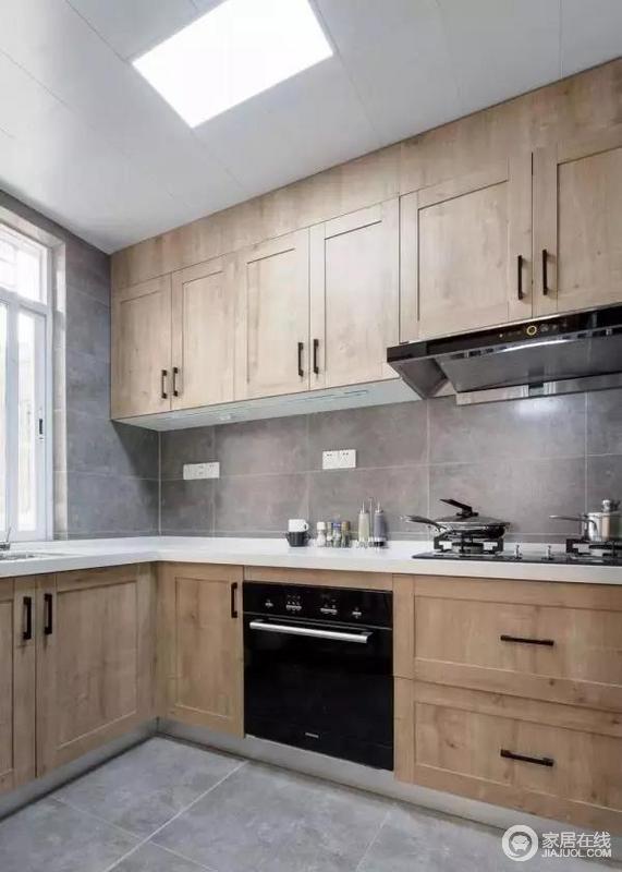 厨房采用高级灰的水泥砖与原木色相结合，使得空间风格更为自然简约。