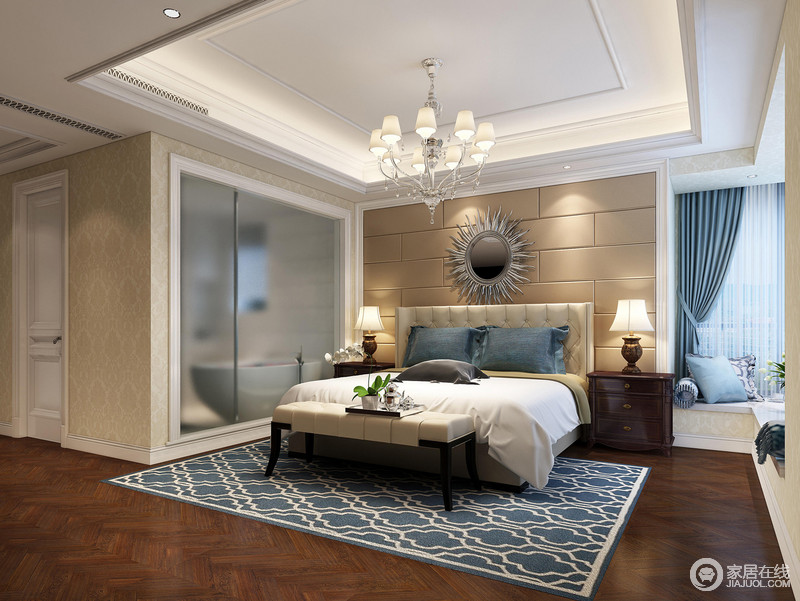大地色背景墙上的太阳金属饰品共同映照出艺术挥舞的魅力；藏蓝色花纹地毯炫酷中显现着优雅，并与床品形成质感，令卧室也充满温情和冷幽。