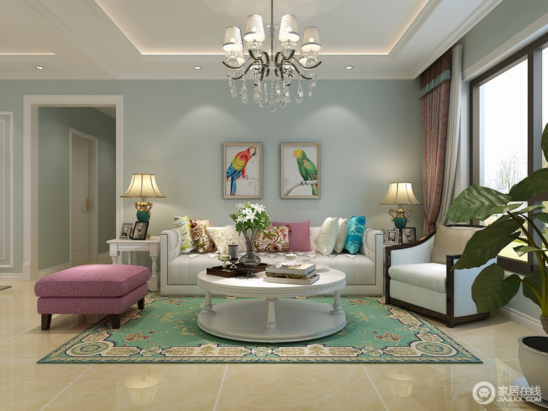 柔和蓝的背景空间里，祖母绿花卉地毯与陶瓷呼应，灰白沙发与配套家具色调一致，橘红与紫红小面积点缀，缤纷清新的色彩，构成动人意境的居室空间。