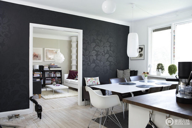 黑色壁纸显露出的花纹隐隐中令空间更为独特，加强了黑与白的视觉效果，延续着经典；开放式的空间结构在北欧风的家具烘托中让简约艺术之花开得夺目。