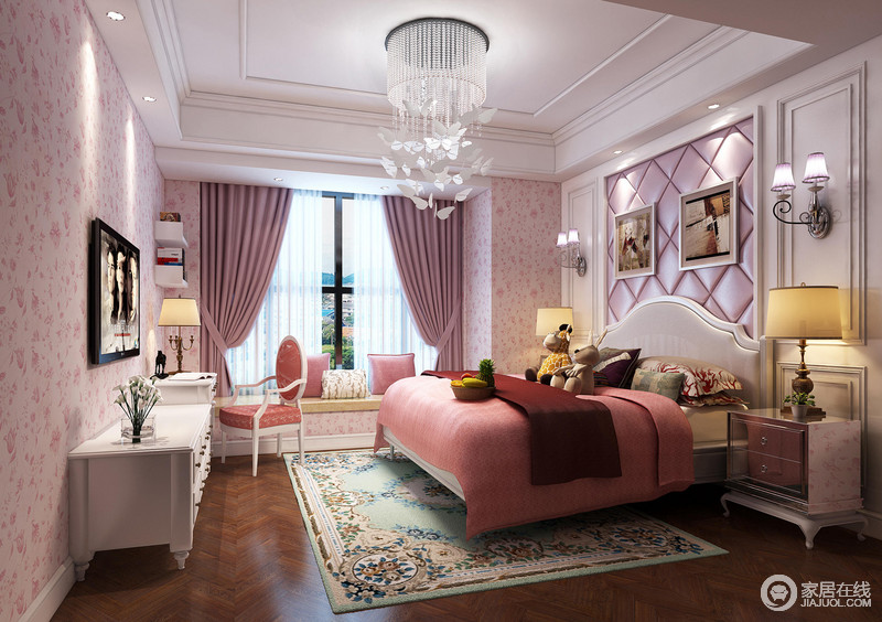 粉色系的空间充满梦幻，蝴蝶吊灯剔透中释放着光芒，令桃红色的床品和粉色调的窗帘、壁纸都跃跃欲试，演绎着甜美犹新的风格。