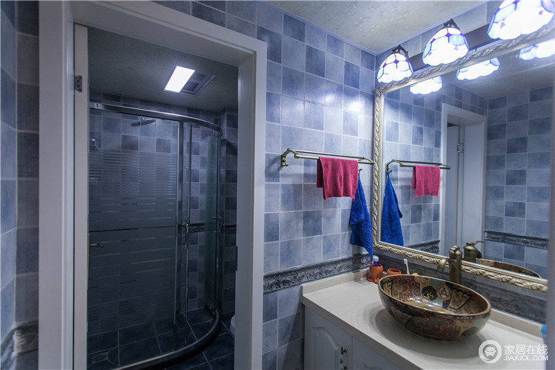 卫浴室以蓝色瓷砖塑造海洋风情，复古金属铜水龙头更是一道美妙的点缀。