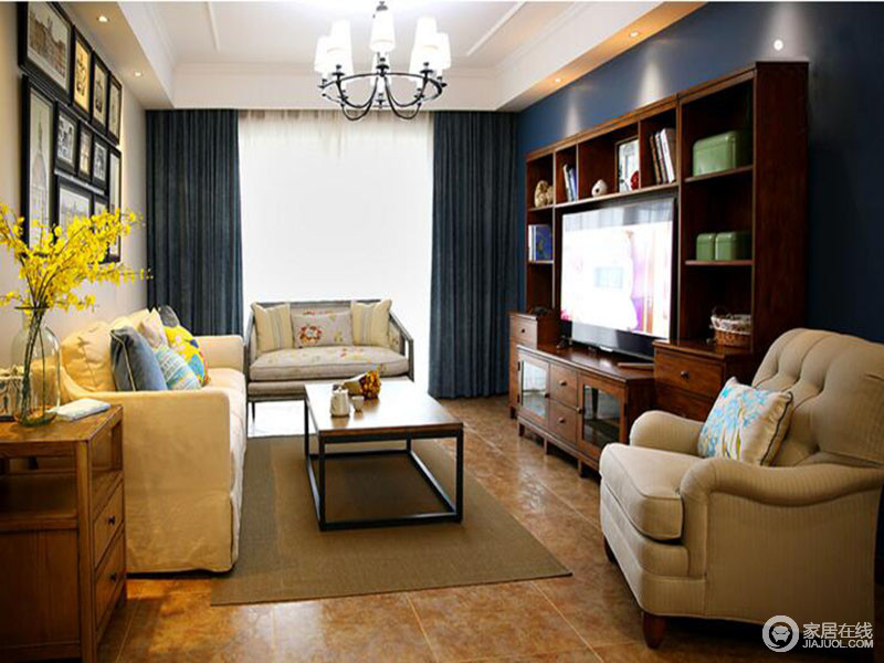 白色的沙发搭配深色的木质电视柜，提高整个空间的视觉感，蓝色系的墙面和窗帘让空间是不失优雅。