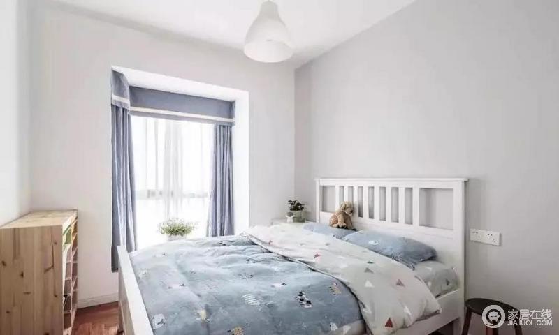 另一间卧室用了浅蓝色调，清新自然。这间房目前暂时做客房用，亲戚老人过来都可以睡。