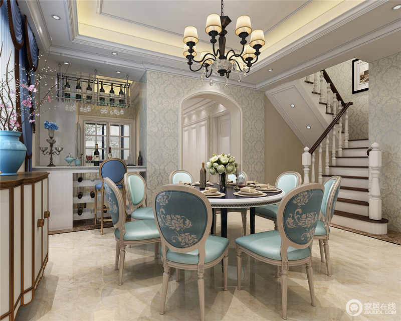 餐区的色调与客厅主色调一致，整个空间设计大气奢华，无处不给人一种华丽质感。