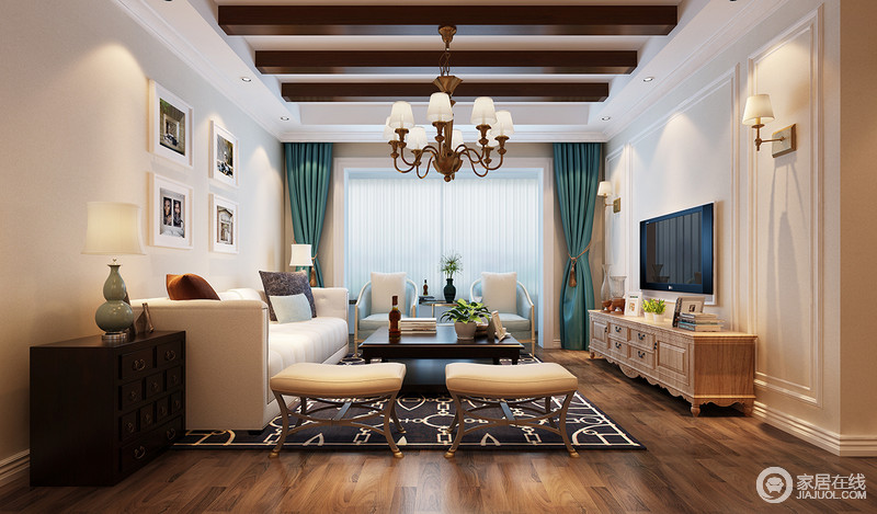 客厅以明快的米白色为空间底色，同色系的沙发凸显了深色系的茶几、地毯及地板的色彩，空间层次由此变得鲜明。一袭雅蓝色的窗帘，在深浅分明的空间里，点缀出雅致情调。