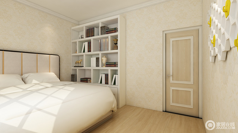 卧室以米黄色壁纸来铺贴墙面，营造了一种简欧似的温暖，几何书柜陈列了主人的藏书，让空间不失生活的气息；而木门的几何设计与床品的精致，更显舒适。